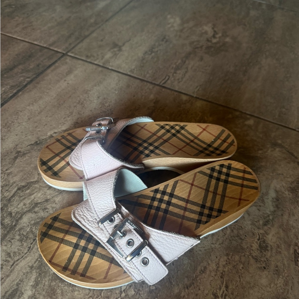 Burberry clogs